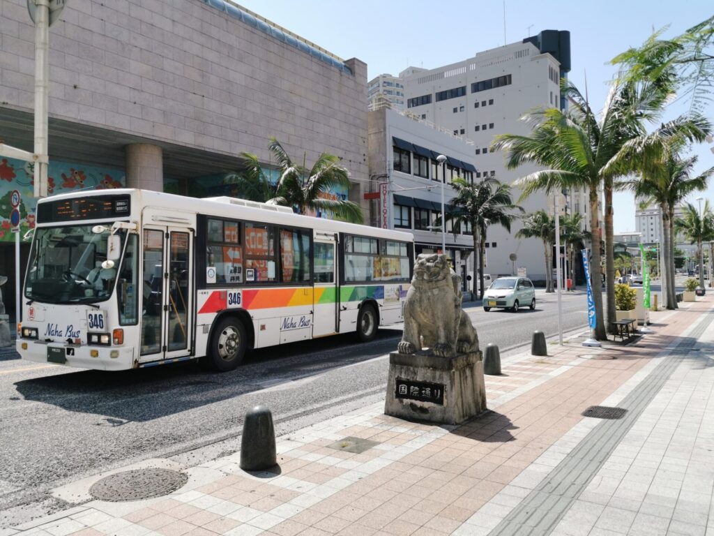 沖縄旅行で人気スポット那覇の国際通りへの移動に便利なバス