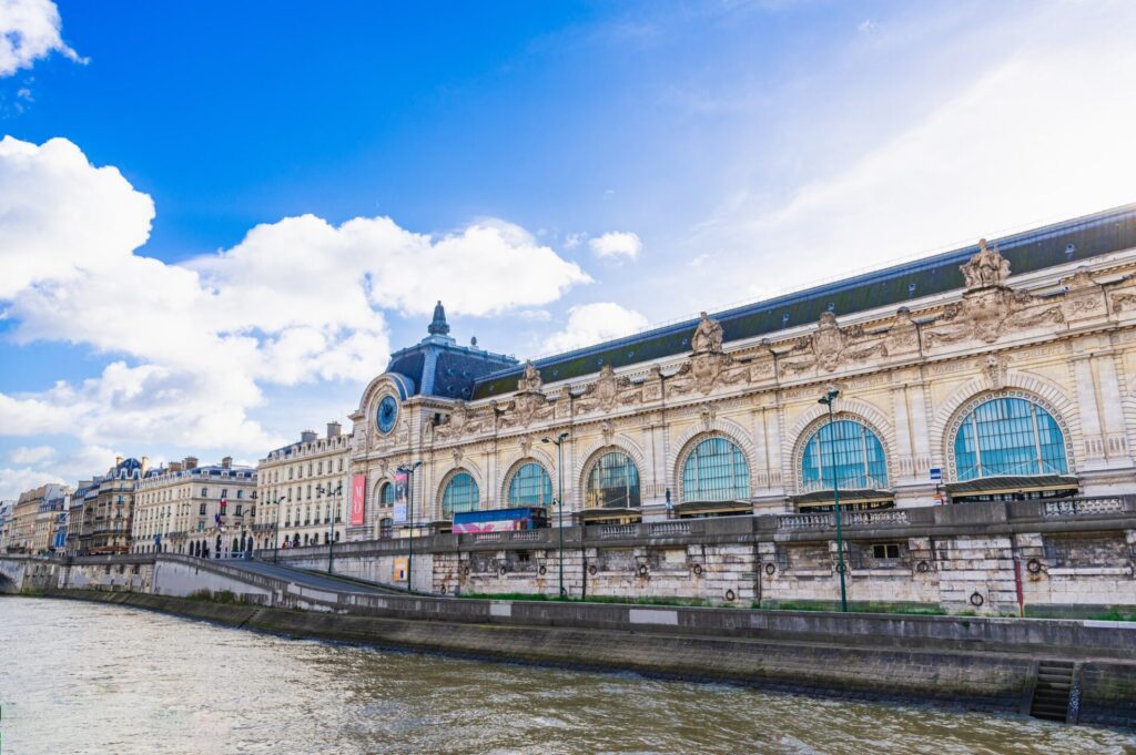 パリのセーヌ川から見るオルセー美術館