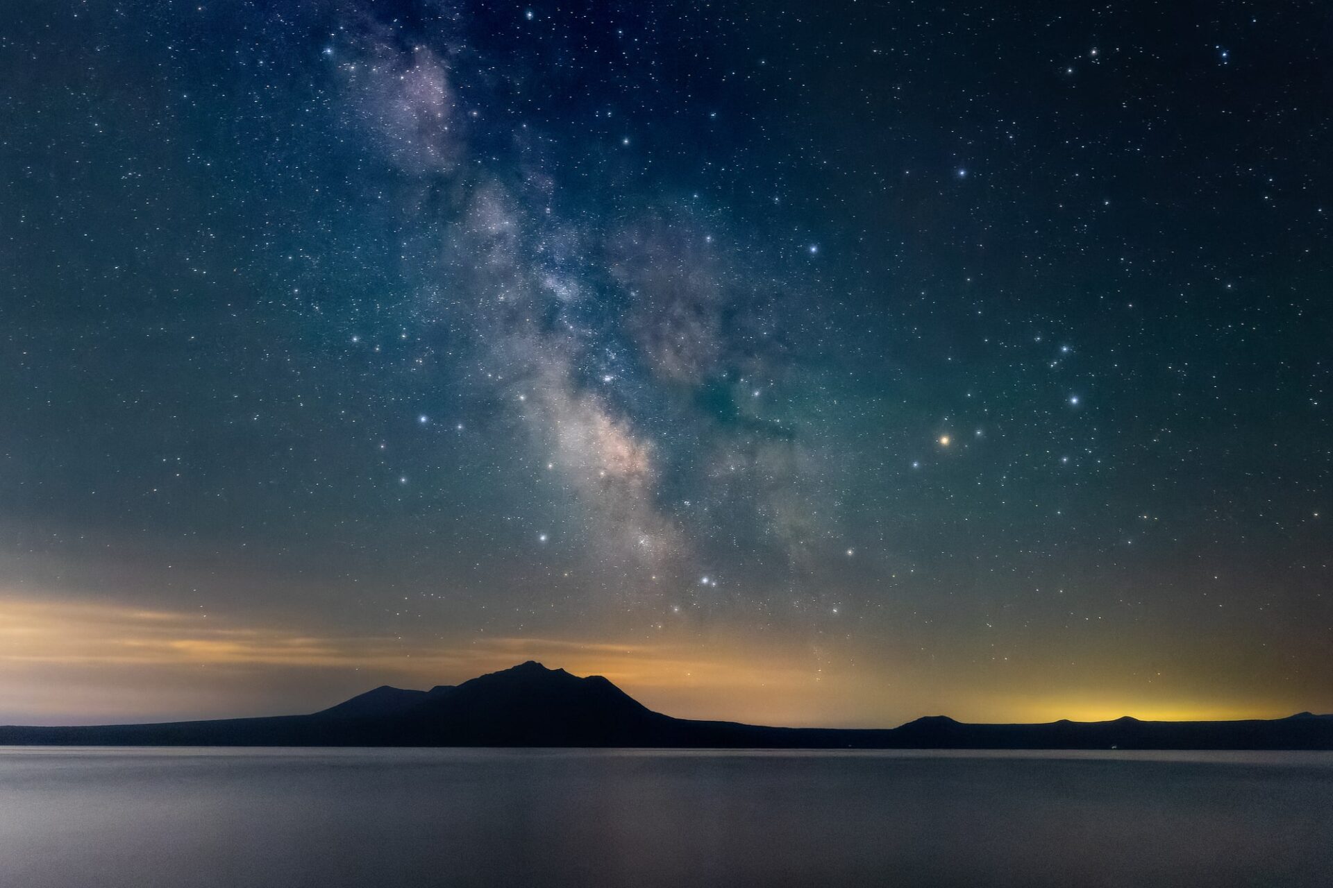 夏の支笏湖の夜に見える星空と天の川