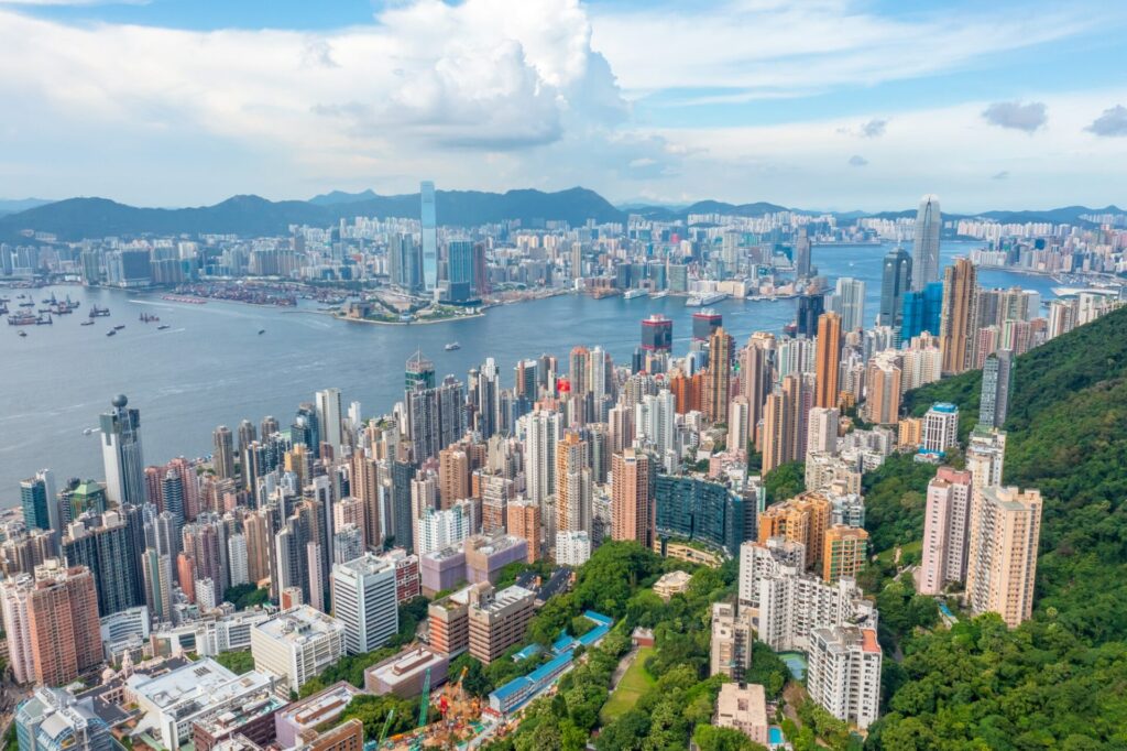 高層ビルが立ち並ぶ香港の街並み