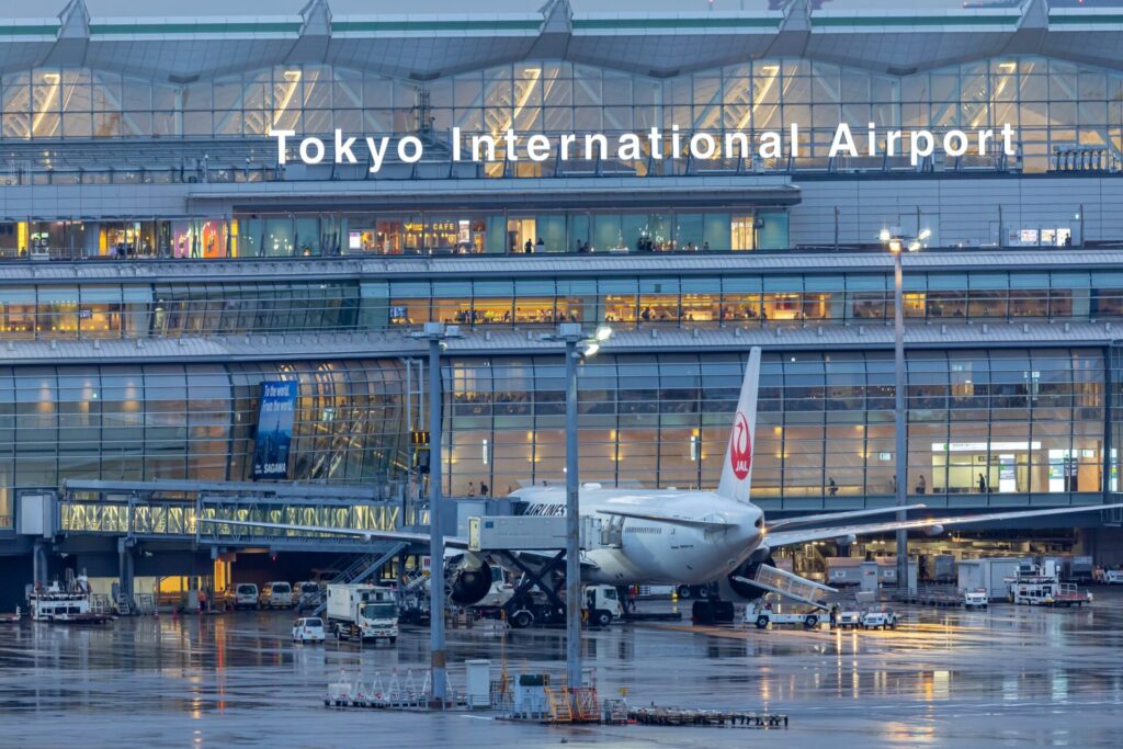 雨の日の羽田空港と旅客機