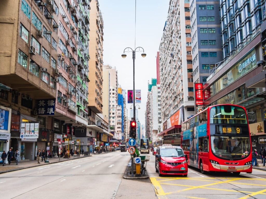 香港のネイザンロードを信号待ちするバスと自動車