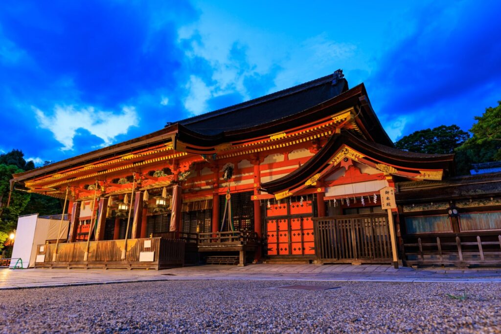 夕暮れ時の神秘的な八坂神社