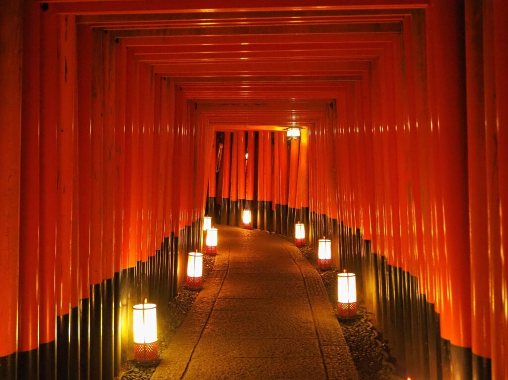 京都観光で訪れたい伏見稲荷大社千本灯籠