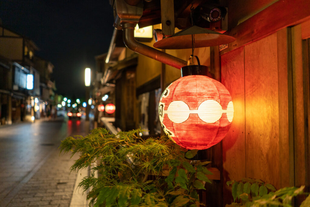  京都府夜の古都風景　祇園花見小路の提灯