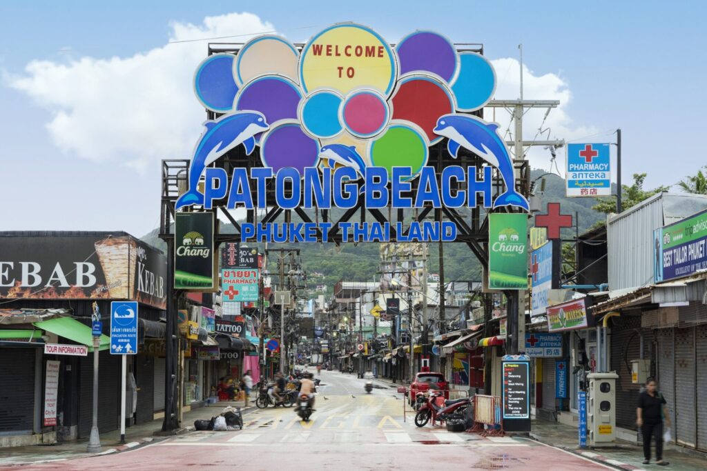 タイの人気旅行先であるパトンビーチの大通り