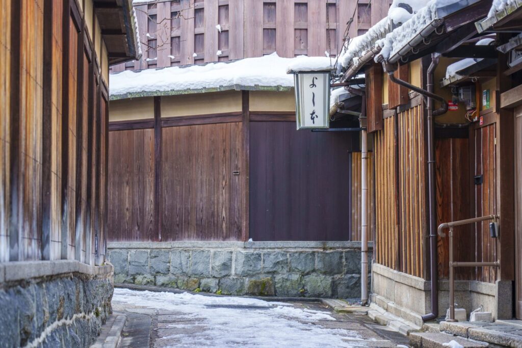 冬、雪が残る石塀小路