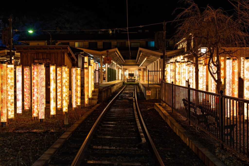 嵐電嵐山駅から見る 京都嵐山のキモノフォレストのライトアップの様子