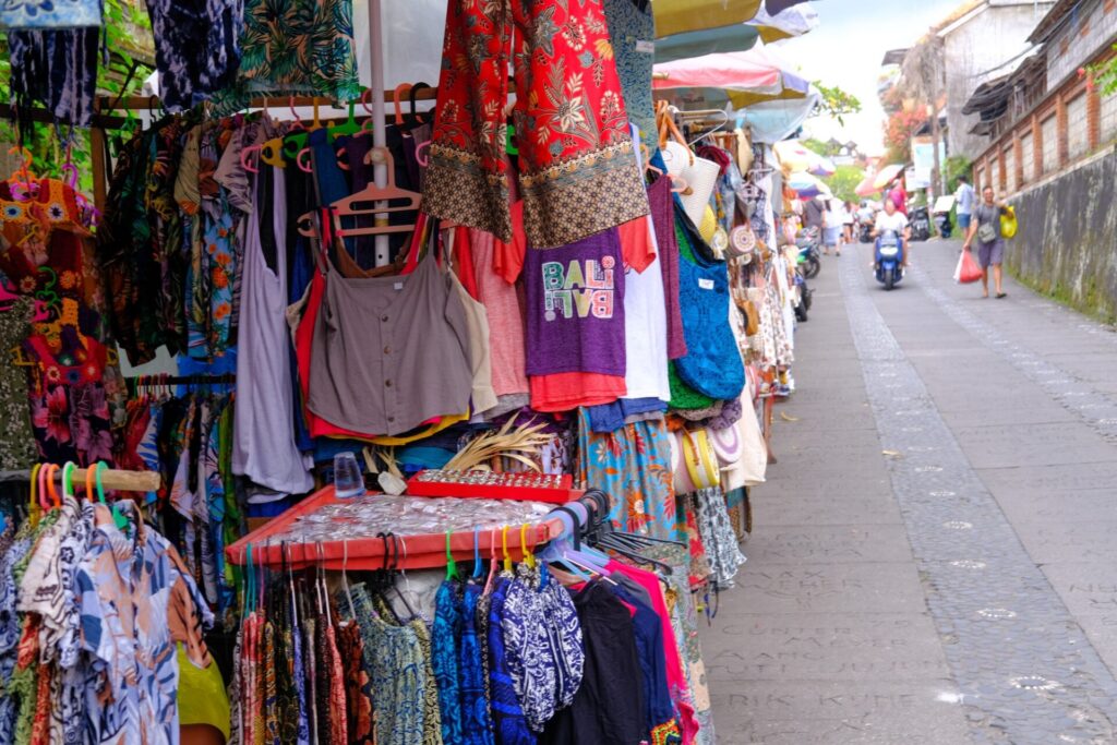 観光客でにぎわうバリ島のウブド市場