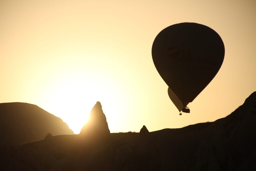 ニセコの朝の景色を楽しむ熱気球