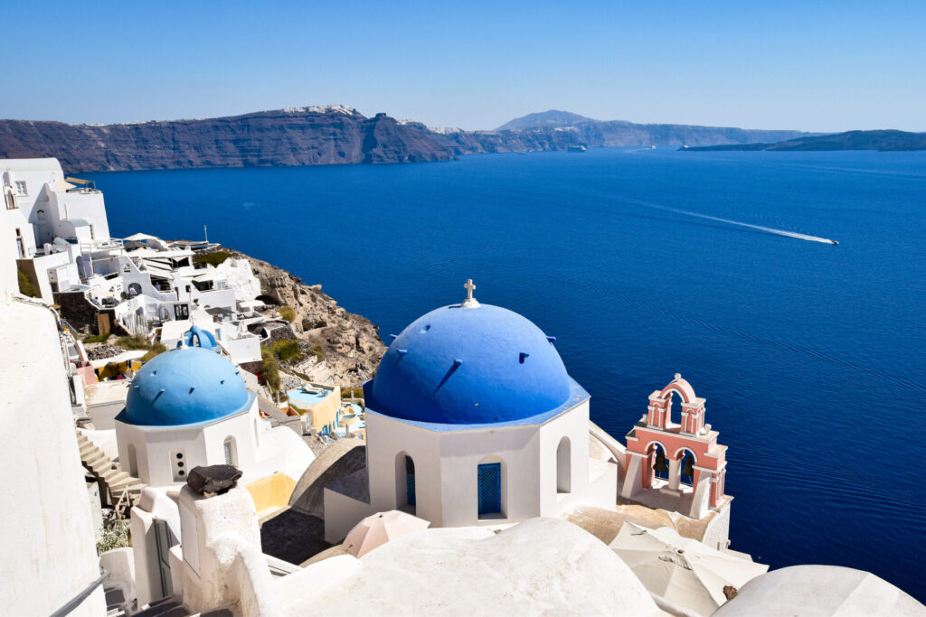 ギリシャ、サントリーニ島イアの有名な青いドームとエーゲ海