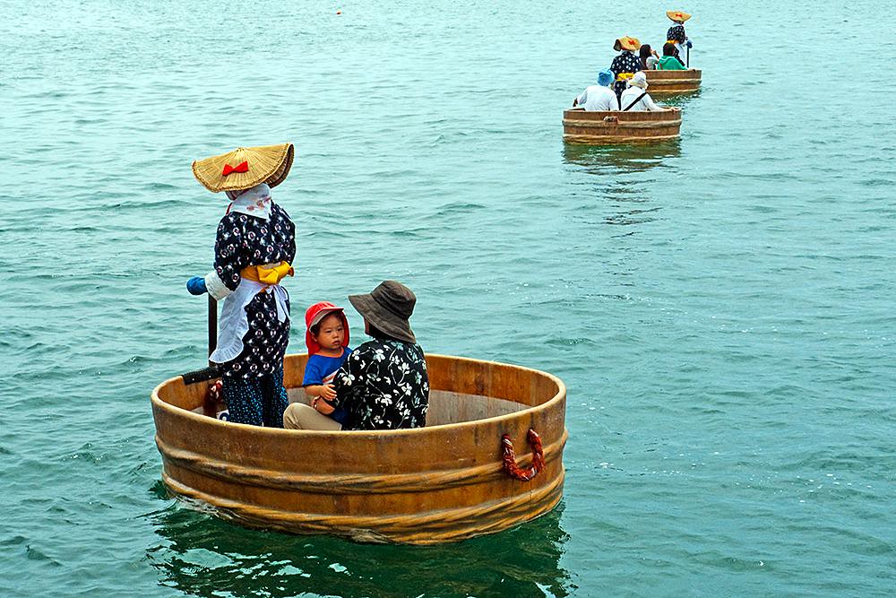 佐渡の伝統であるたらい舟に乗っている光景