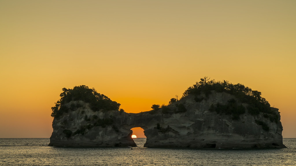 円月島と夕陽が織りなす絶景