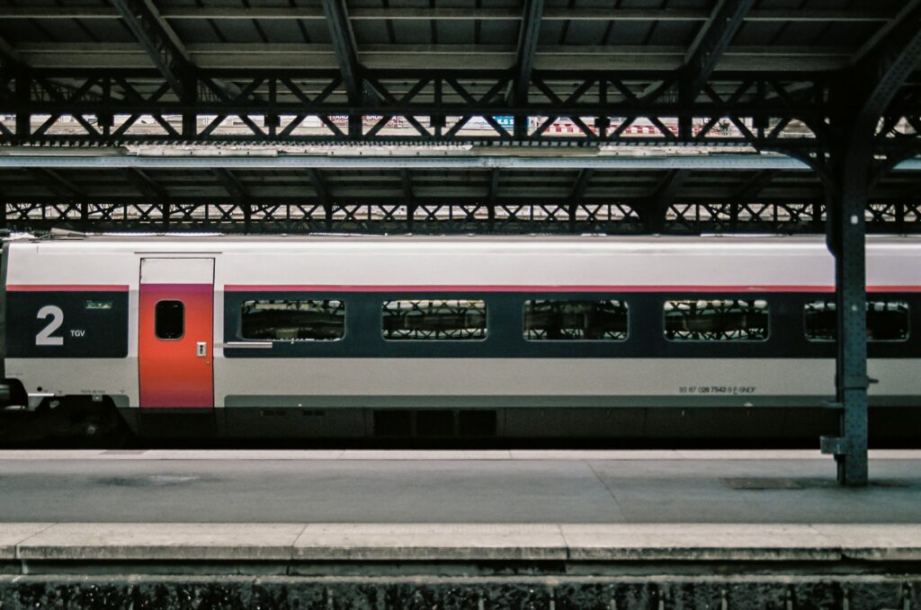パリ・モンパルナス駅からTGV（高速列車）でレンヌ駅まで移動