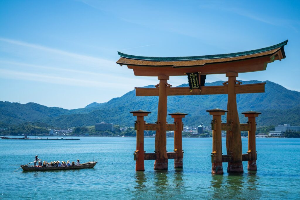 広島観光で体験したい厳島神社の大鳥居をくぐる「ろかい船」