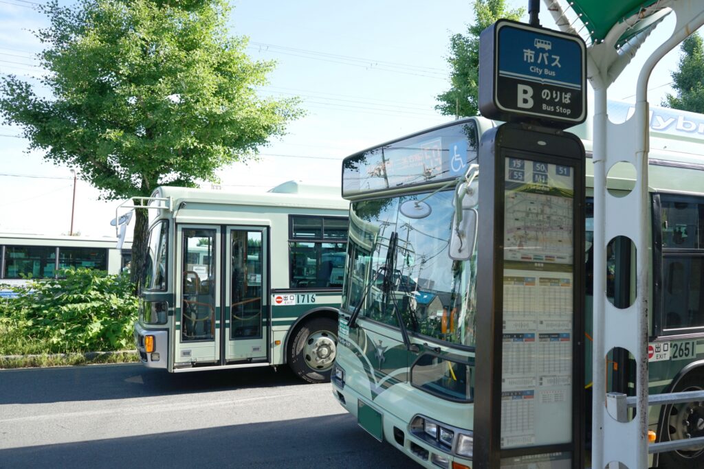 バス停に到着した京都バス