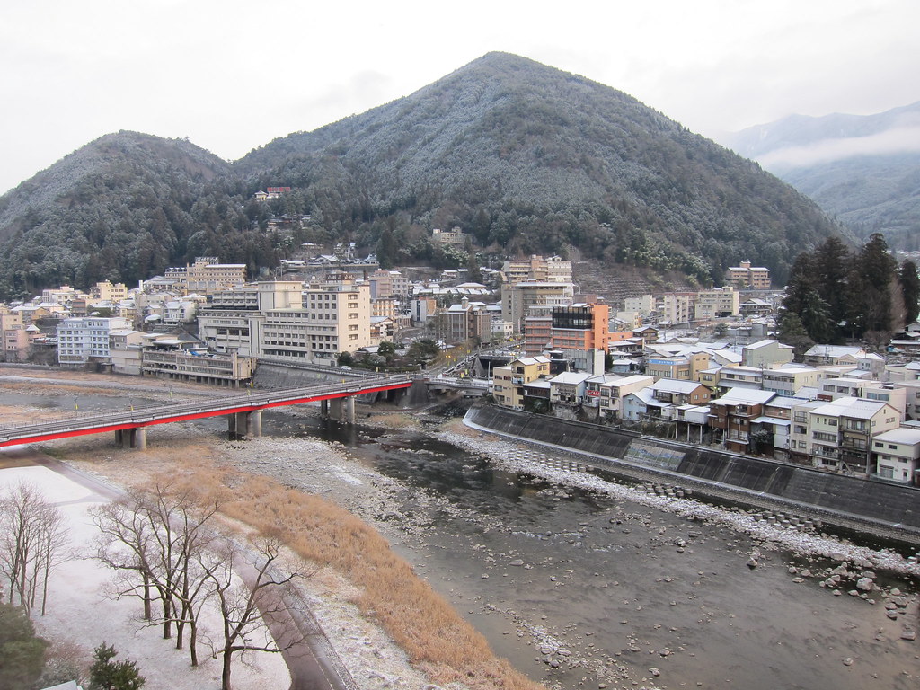 高台から見る岐阜の人気観光地「下呂温泉」