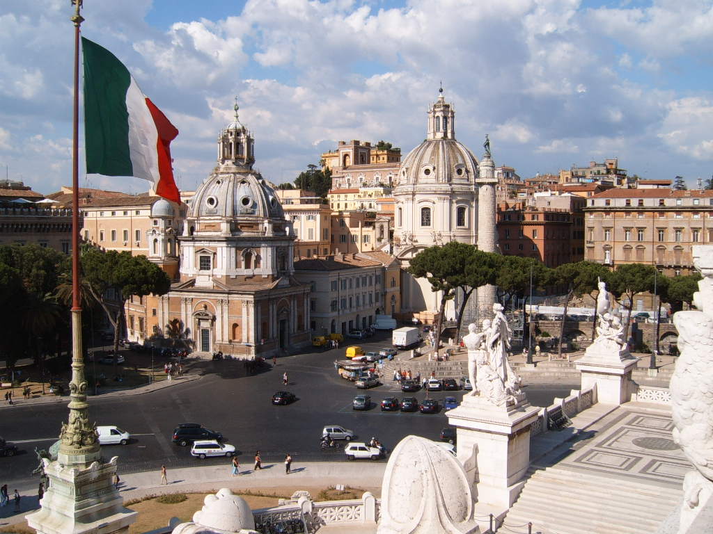 ローマの歴史と現代が交差するヴェネチア広場