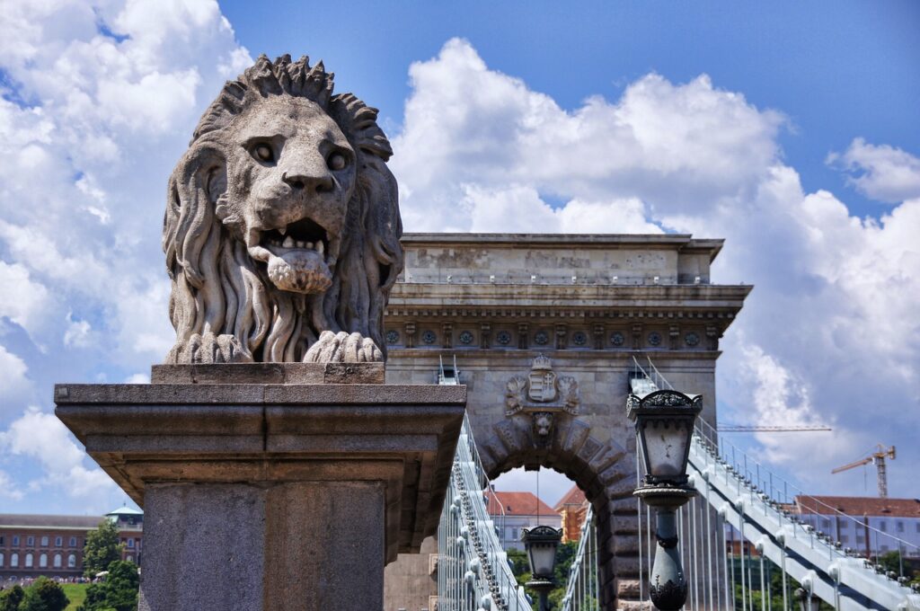 ブタペスト象徴的であるくさり橋のライオン