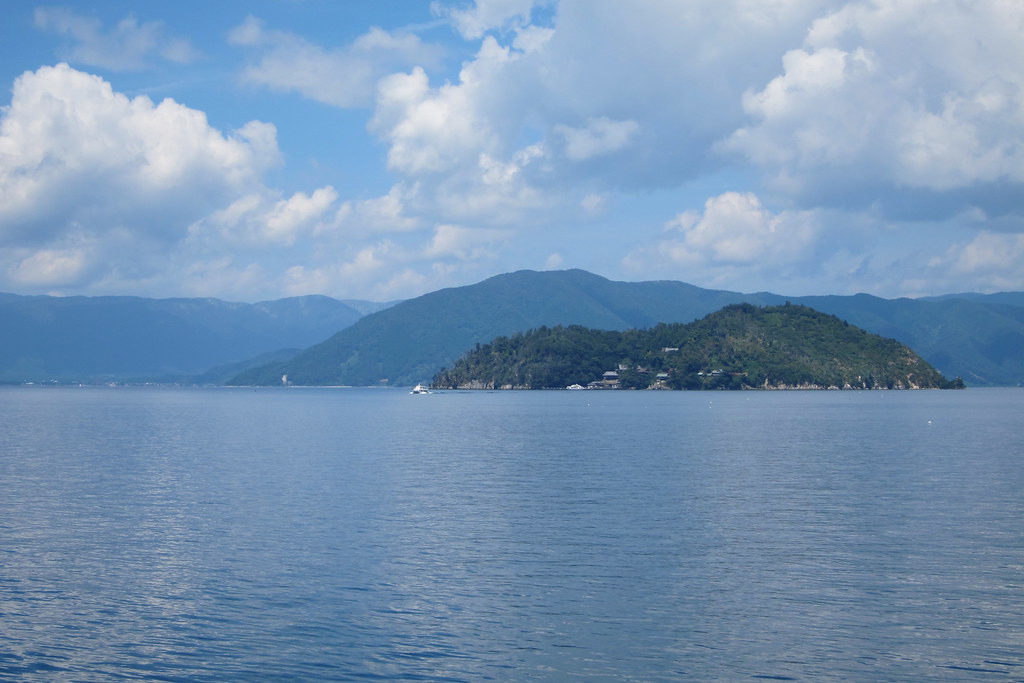 琵琶湖に浮かぶ緑豊かな「竹生島」