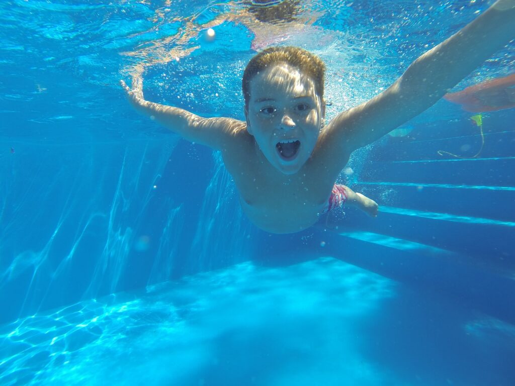 子連れで夏に楽しむプールのイメージ