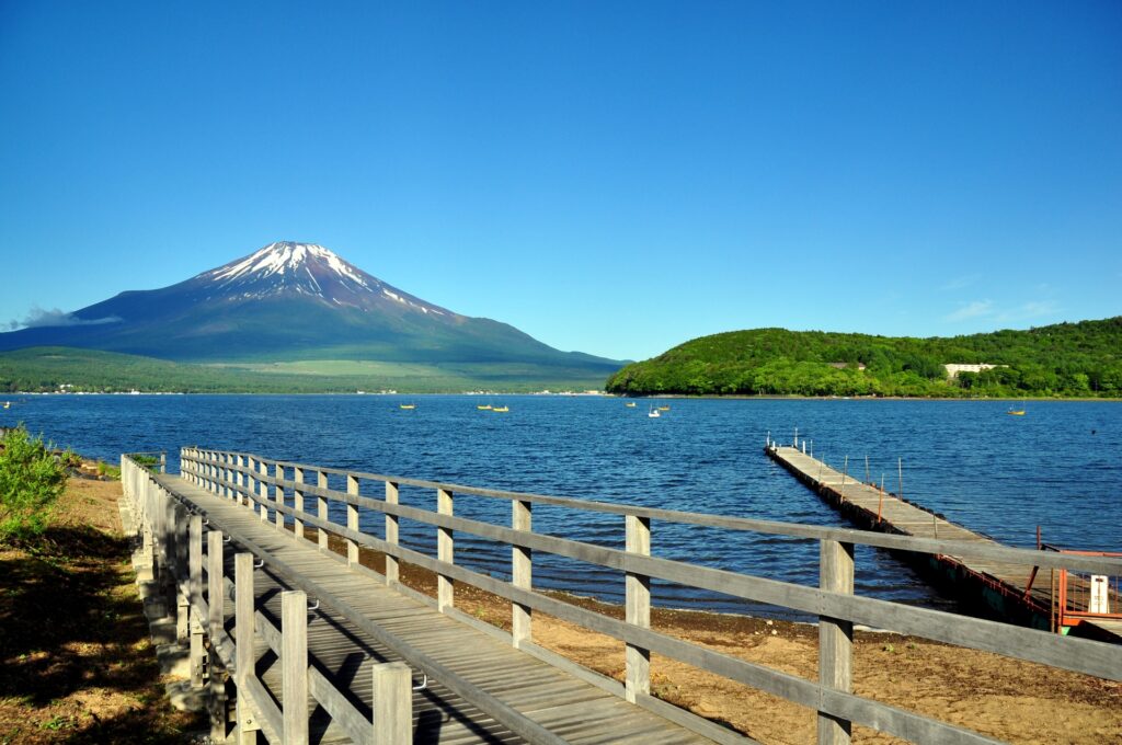 富士山を眺めながらボートを楽しめる山中湖