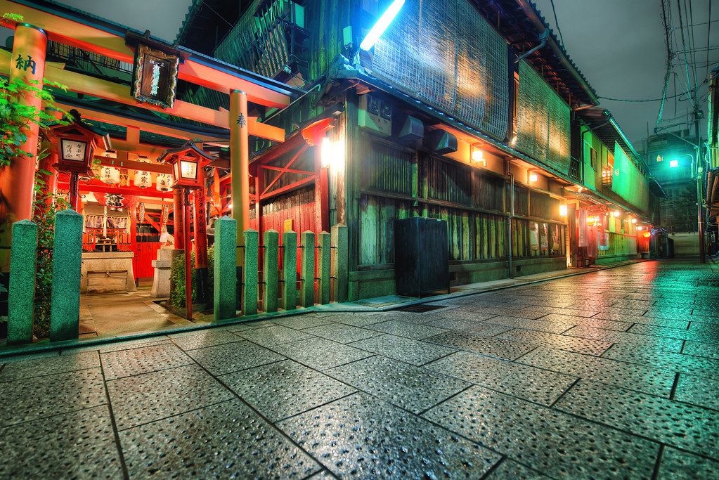 祇園の夜市は、京都の夏の夜を楽しむための絶好のスポットです