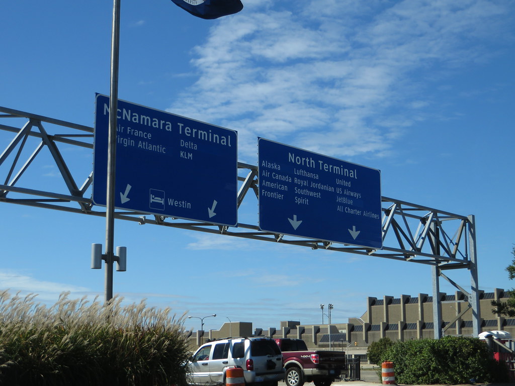 デトロイト空港のターミナルの標識