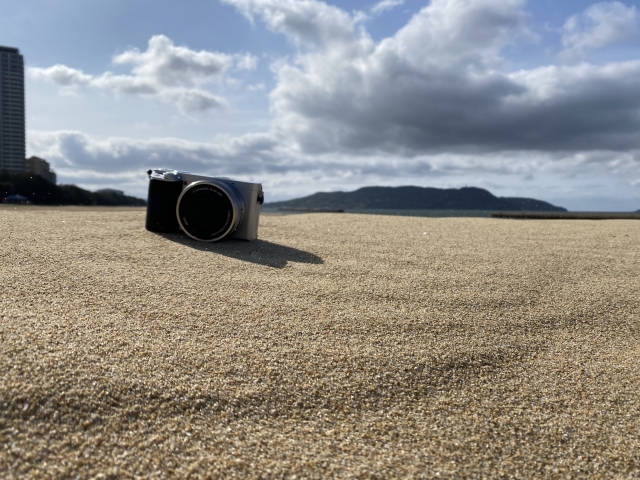 砂浜に置かれたカメラ