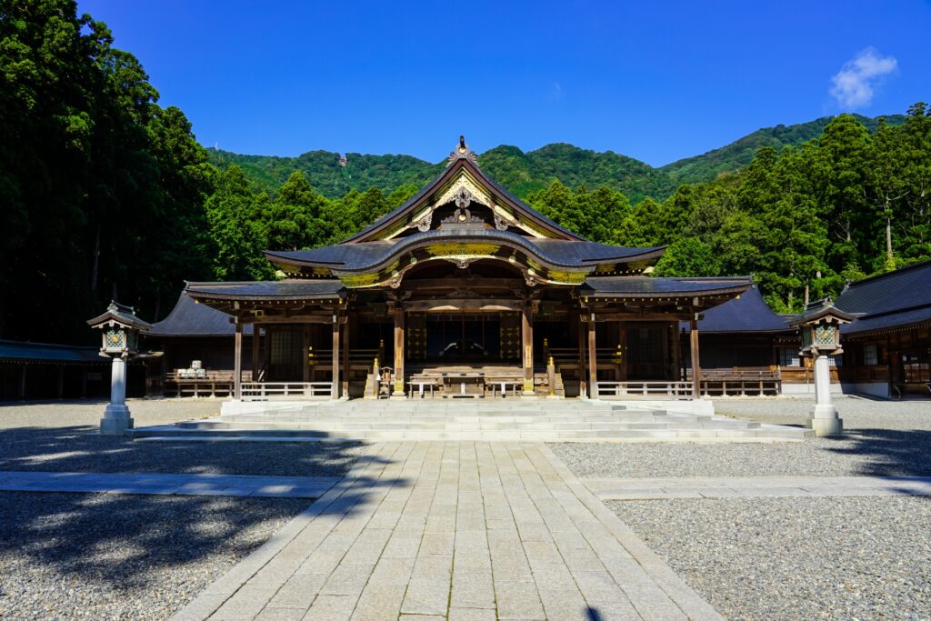 神聖な雰囲気が漂うパワースポットの弥彦神社