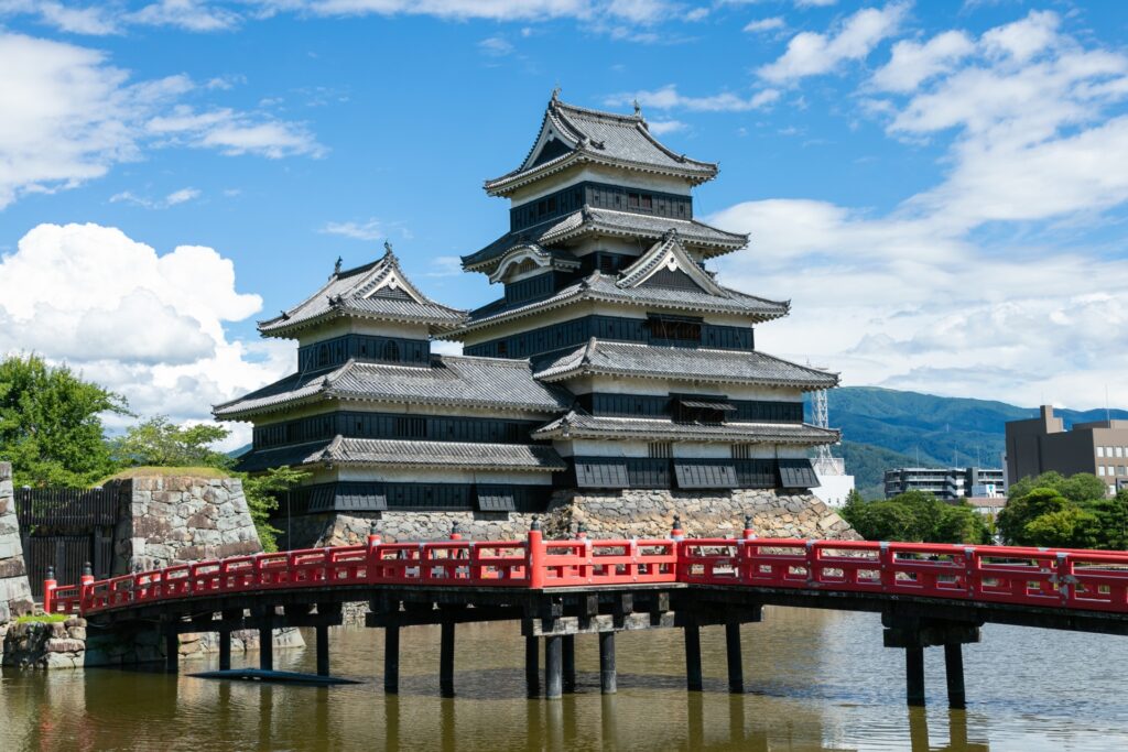 黒い外観が印象的な松本城