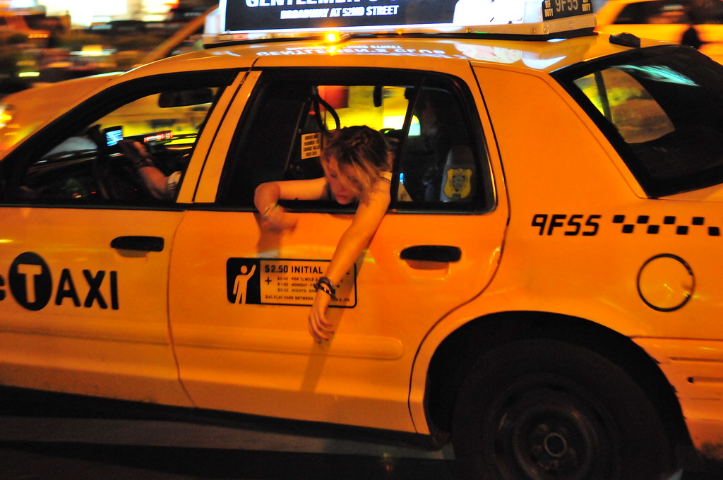 taxiに乗る女性