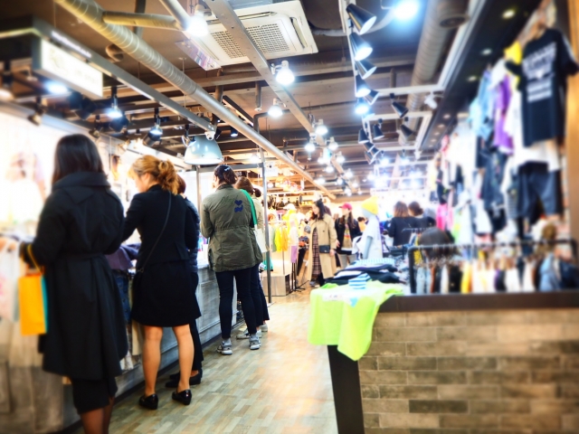 韓国のショップで買い物をする人達