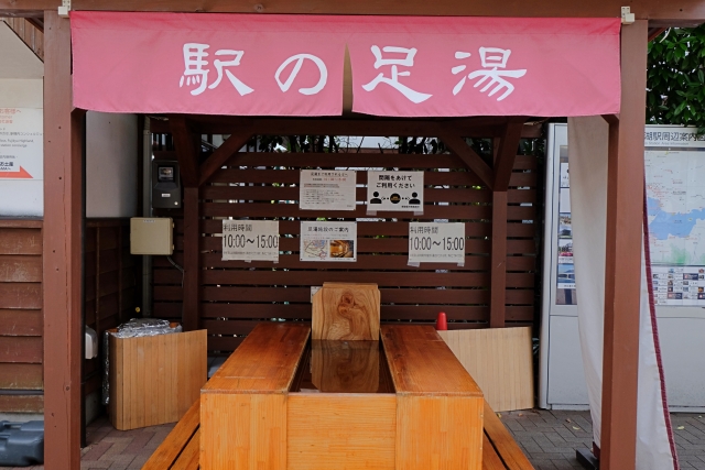 河口湖駅前にある足湯