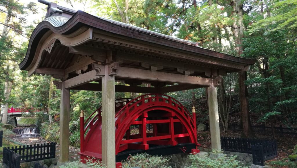 歴史ある彌彦神社で参拝する