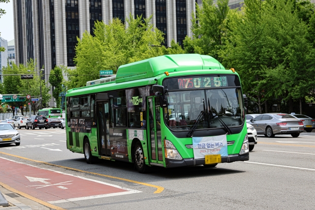 韓国・ソウルを走る緑色のバス