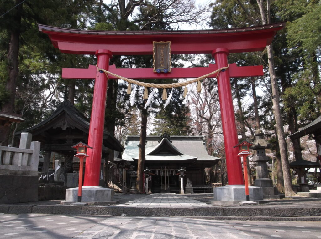 鳥居越しに見る小室浅間神社の本殿