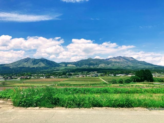 ドライブ中にみる阿蘇山のある風景