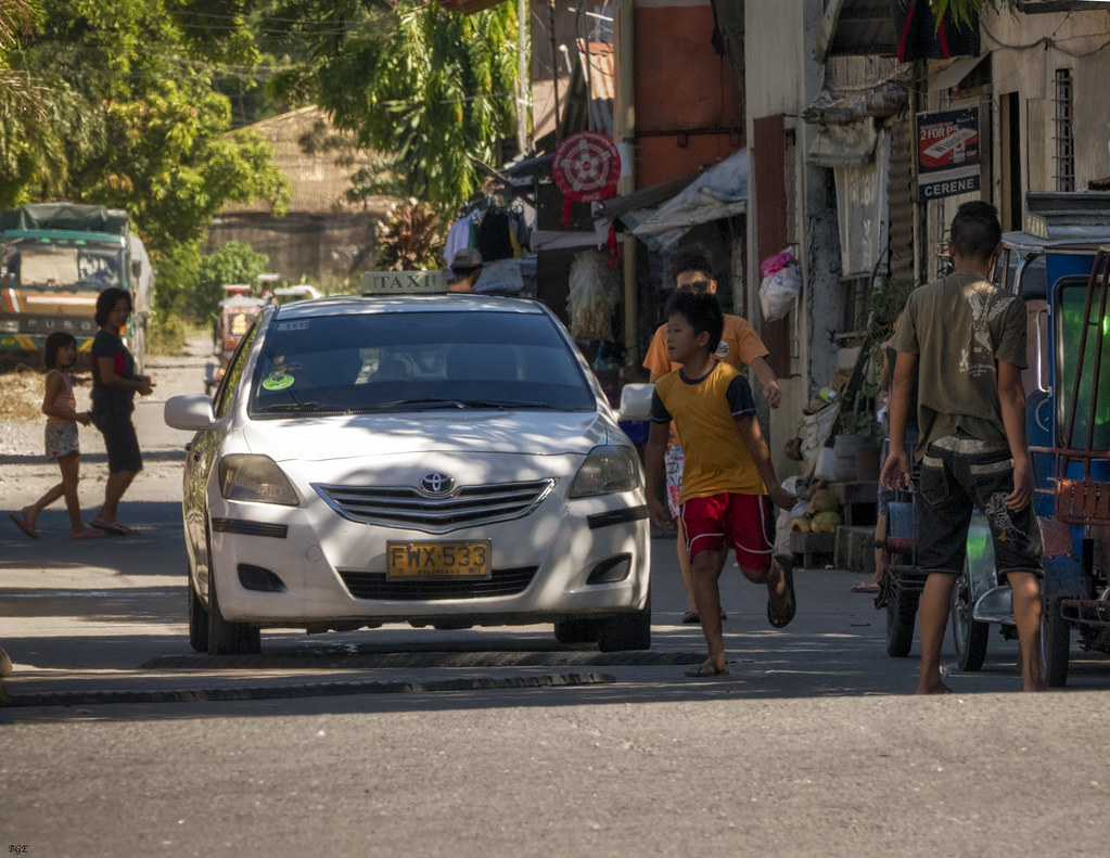 フィリピンで走る白い一般タクシー