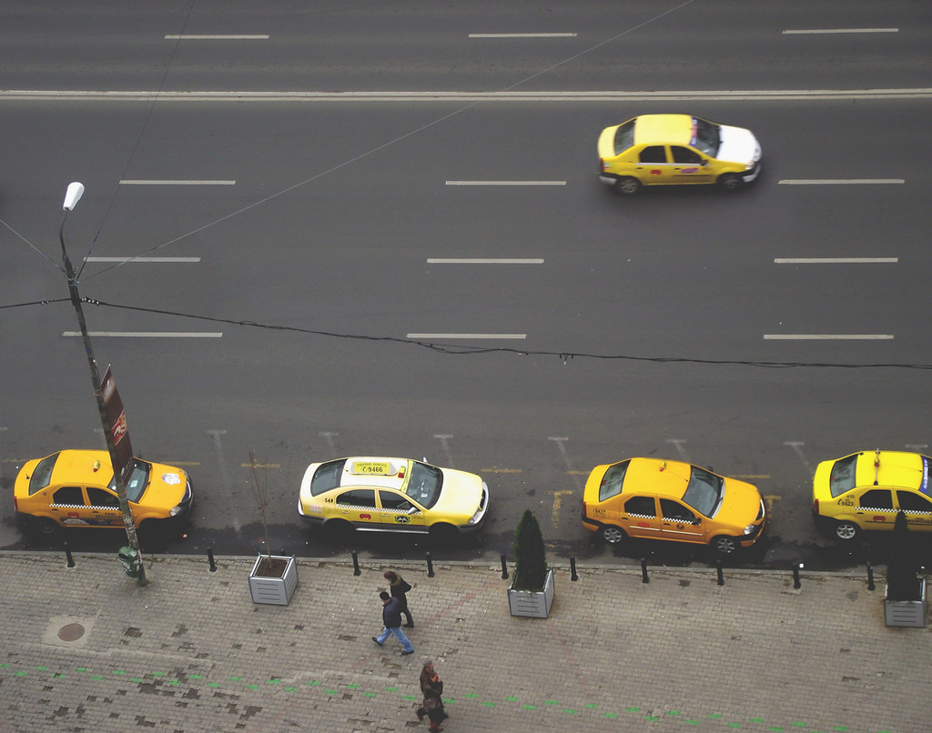 ブカレスト市内では、タクシーが一般的な移動手段の一つです