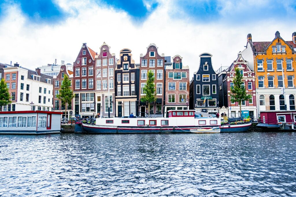 アムステルダムの運河を走るクルーズ
