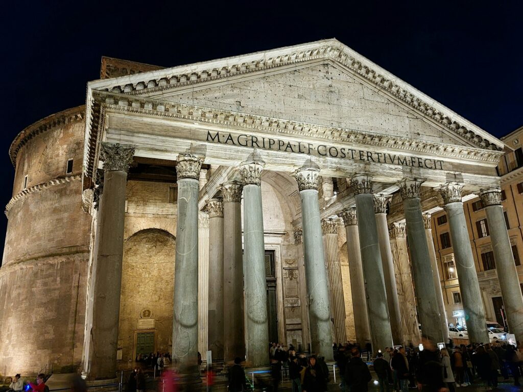 夜のライトアップが美しいローマのパンテオン