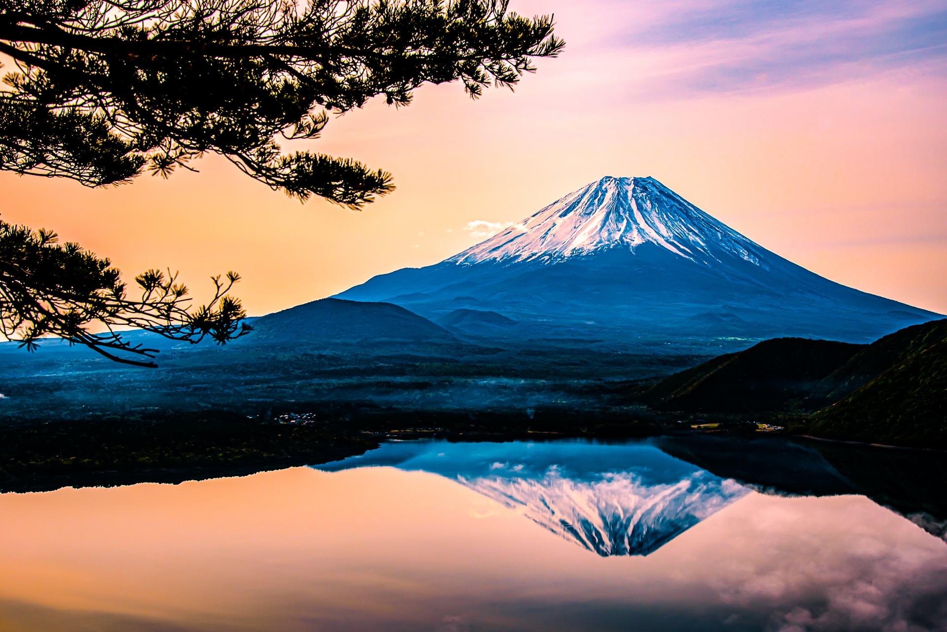 夕焼けに輝く富士山