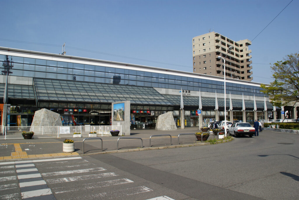 晴れた日の今治駅前