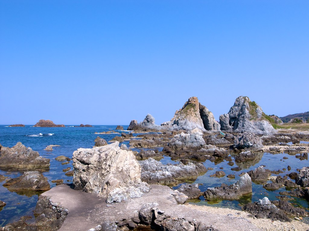 ゴツゴツとした岩が印象的な七浦海岸