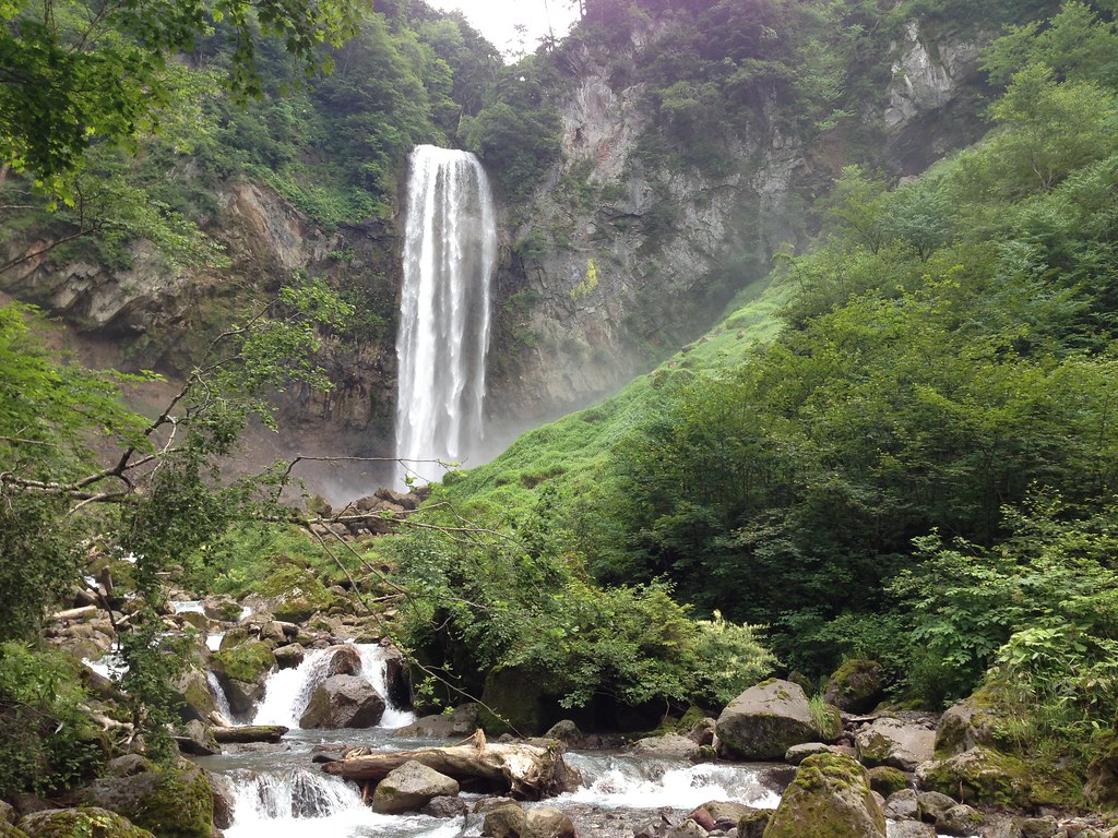 涼しさを求める8月の観光客に人気の平湯大滝
