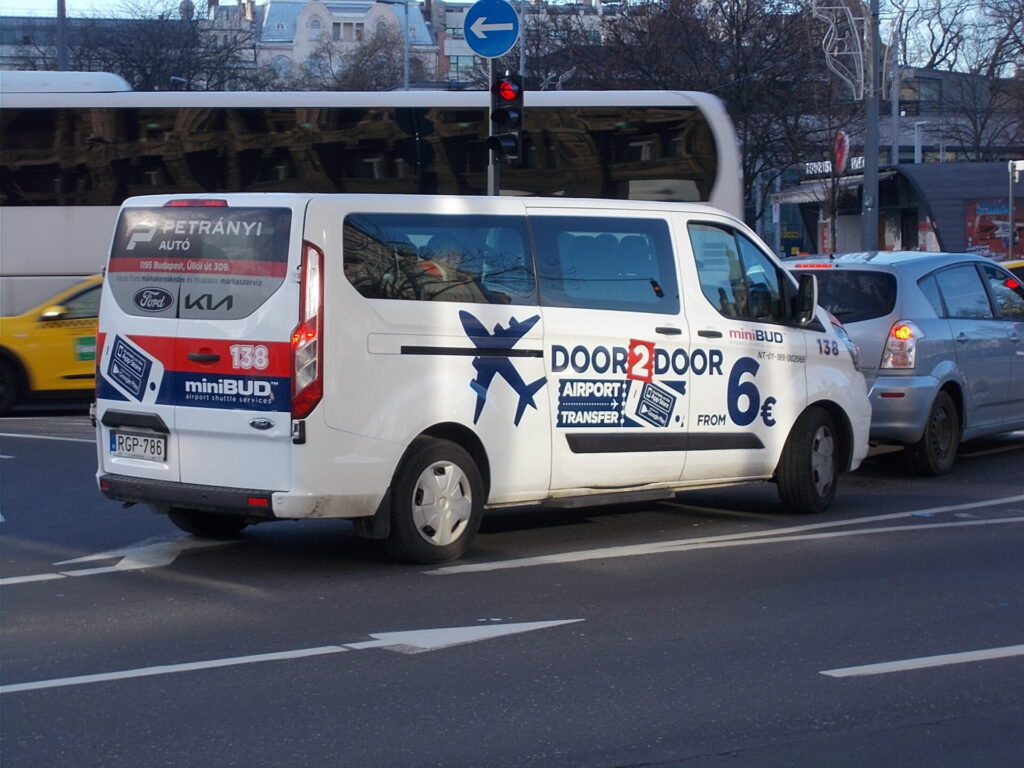 ブダペスト空港から市内の宿泊ホテルまでの送迎を提供する便利なシャトルバスサービスminiBUD