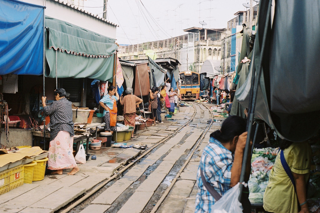 バンコクにあるメークロン市場の魅力