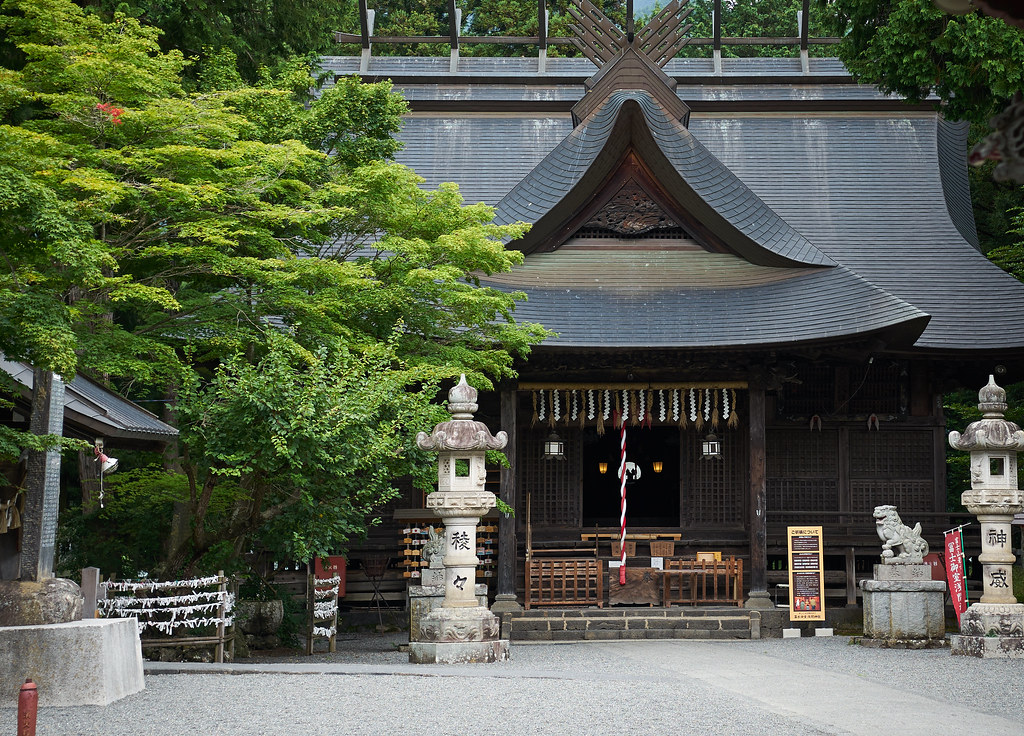 風格が漂う「富士御室浅間神社」の本殿