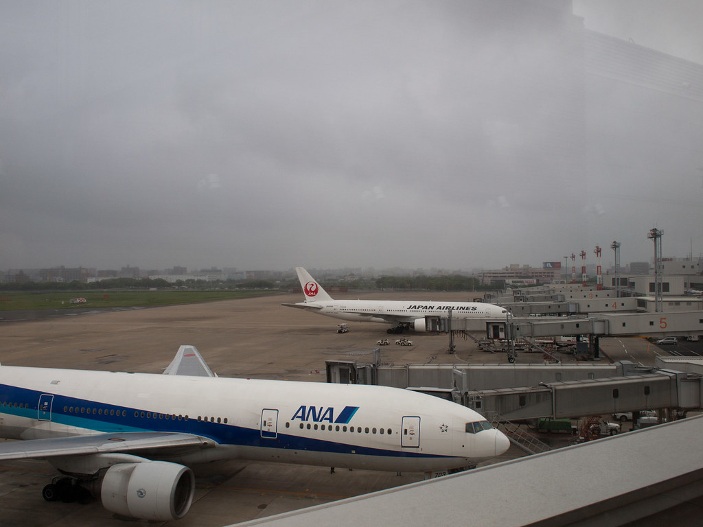 複数の飛行機が停まっている福岡空港